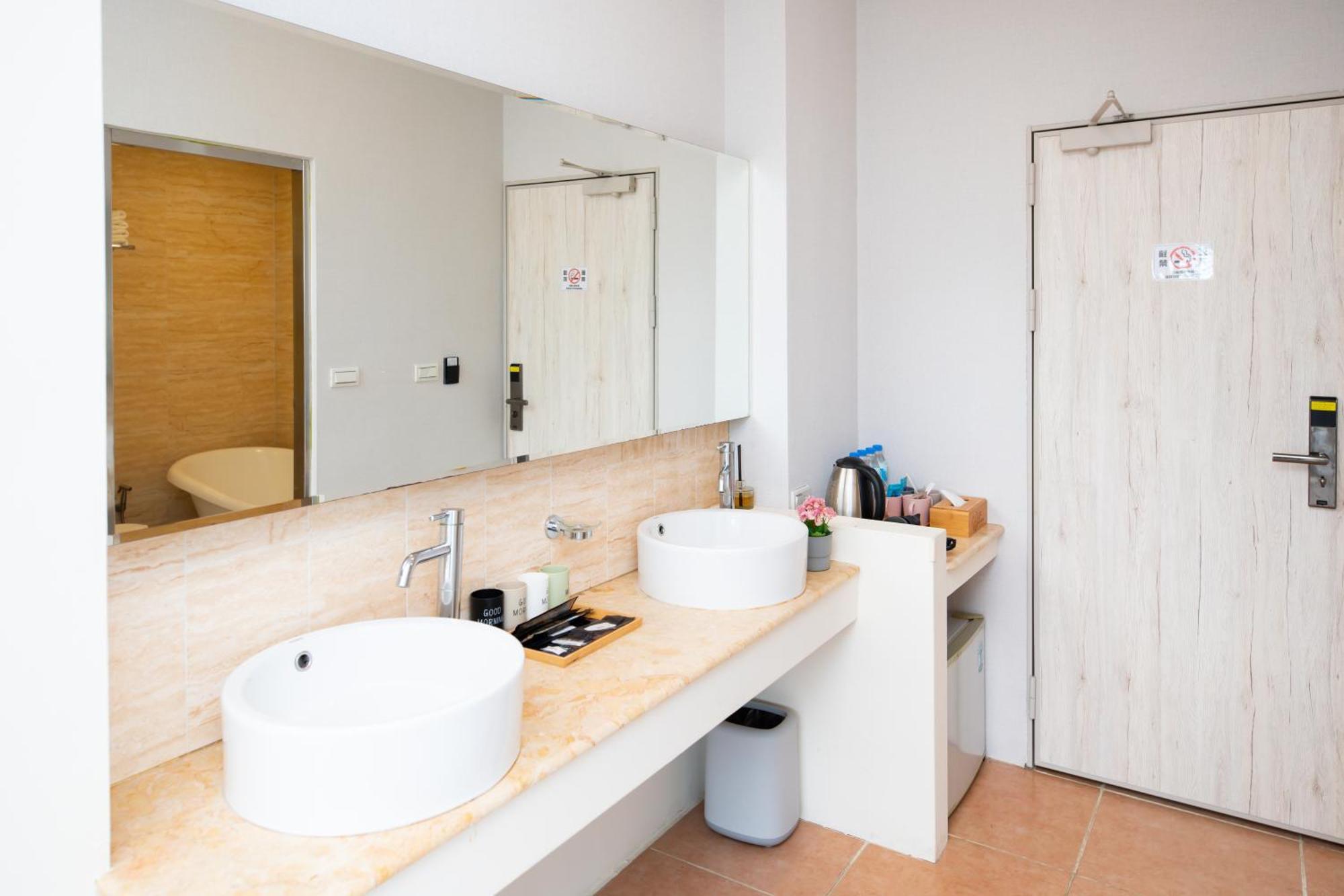 Lovestar Lakeside Hotel - Stars Building Nanwan Room photo